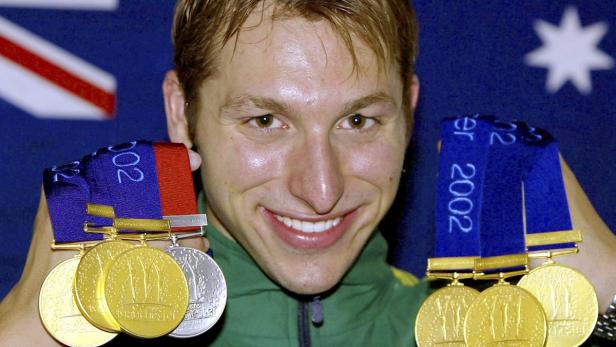 Ein lächelnder Sportler mit mehreren Gold- und Silbermedaillen der Commonwealth Games 2002.