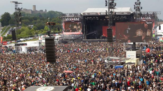 Eine große Menschenmenge vor einer Bühne beim Rock am Ring Festival.