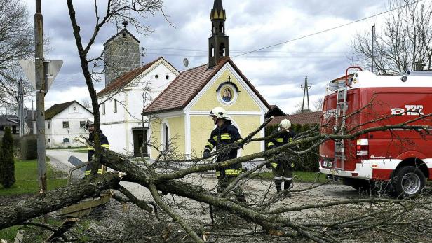 Im Bezirk Braunau in Oberösterreich kam es zu zahlreichen Schäden aufgrund des starken Sturmes, auch Straßen mussten gesperrt werden.