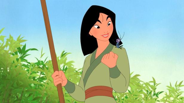 Mulan mit einem Grashüpfer auf ihrer Schulter, vor einem Hintergrund aus Bambusblättern.