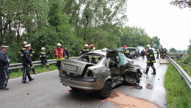 Eine Tote bei schwerem Verkehrsunfall