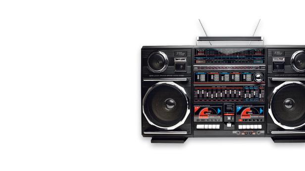Ein Ghettoblaster mit zwei großen Lautsprechern und Antenne vor einem weißen Hintergrund.