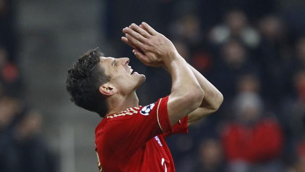 Mario Gomez. Mario Gomez scheidet die Geister