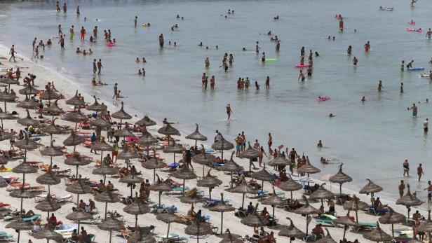 Am Strand von Palma de Mallorca: Allein ist man hier nicht.