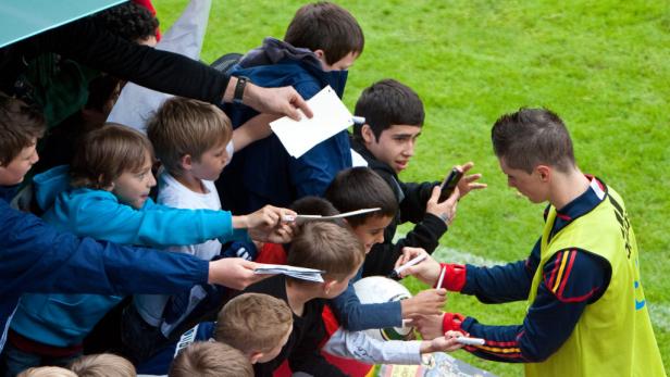 Die Fans können im Aktivpark Montafon wieder nach Autogrammen von Spaniens Torres jagen.