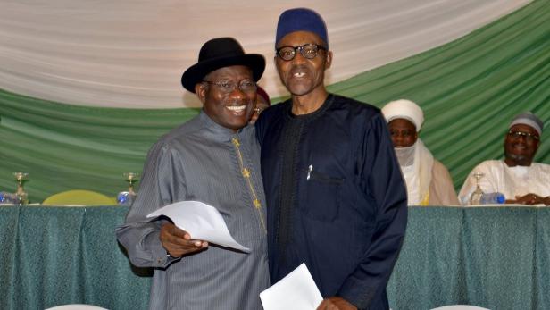 Der Muslim Buhari (r.) dürfte Nachfolger des christlichen Präsidenten Jonathan werden.