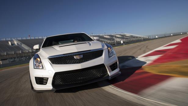 Ein weißer Cadillac ATS-V fährt auf einer Rennstrecke.