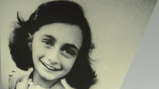 Inn ihrem Tagebuch erzählt Anne Frank über ihr Leben in der Dikatur der National-Sozialisten