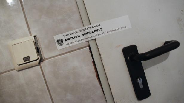 Eine versiegelte Kellertüre in einem Altbau im Grazer Bezirk Geidorf - hier hat die Party stattgefunden.