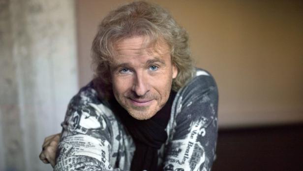 Porträt von Thomas Gottschalk mit blonden Locken und einem bedruckten Hemd.