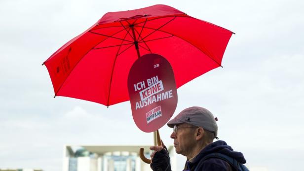 Ein langes Anliegen der Gewerkschaften wird von der SPD in der Großen Koalition Merkels durchgedrückt. Für die Kompromisse in sensiblen Bereichen aber haben sie und ihre Demonstranten kein Verständnis.