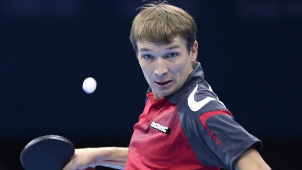 Ein Tischtennisspieler schlägt einen Ball.