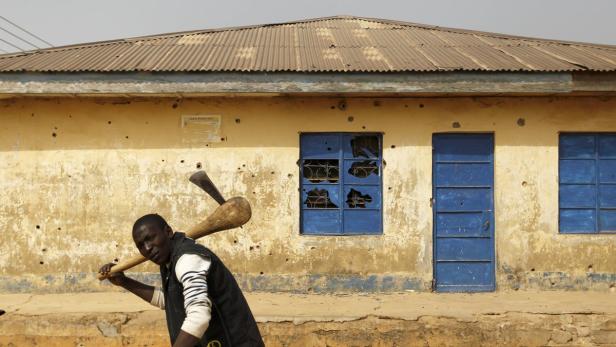 Löchrige Mauern: Viele Häuser in Nigeria zeigen die Wunden des Terrors.