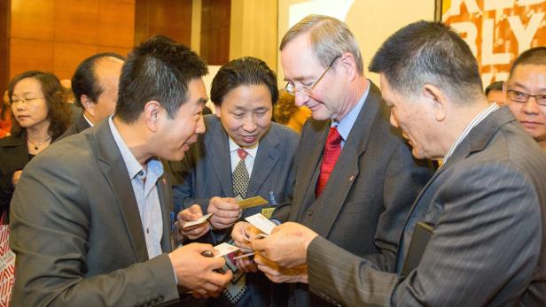 Am Anfang jedes guten Geschäfts steht das Kennenlernen: Wirtschaftskammerchef Christoph Leitl beim Visitenkarten-Austausch in China