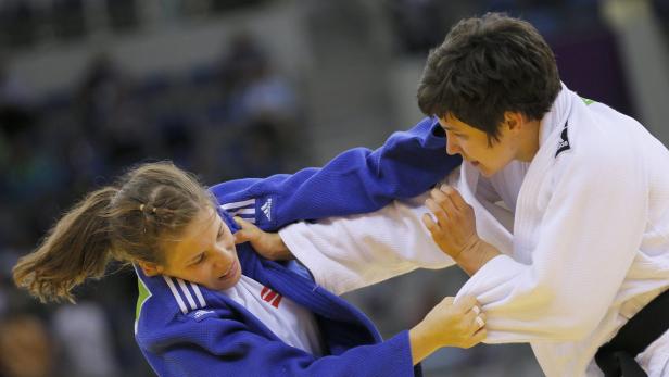 Zwei Judoka kämpfen in einem Judo-Match gegeneinander.