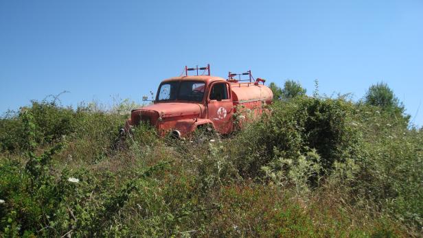 Tankwagen, gratis geparkt in der Wildnis: Aus dem Farbkatalog der dalmatinischen Insel Solta