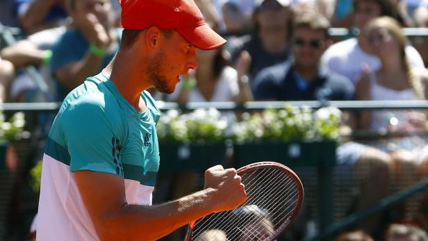Ein Tennisspieler mit roter Kappe ballt die Faust auf dem Tennisplatz.