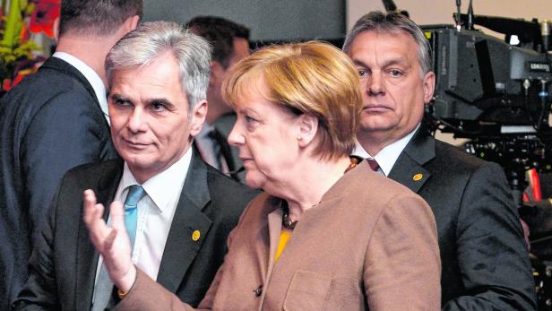 Merkel hat ihren Verbündeten Faymann verloren; deren &quot;Willkommenskultur&quot; vom Sommer wurde damals durch den rigiden Kurs Orbáns (r.) eingeleitet