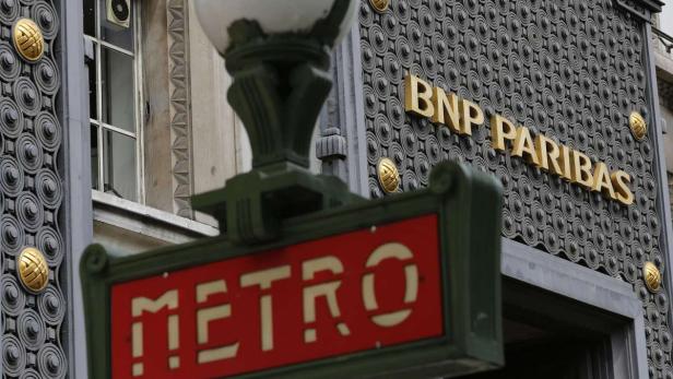 Ein Métro-Schild steht vor einer BNP Paribas Filiale in Paris.