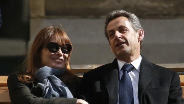 Nicolas Sarkozy mit seiner Frau Carla Bruni im Frühling in Paris. Jetzt muss der Politiker zu Bestechungsvorwürfen Rede und Antwort stehen