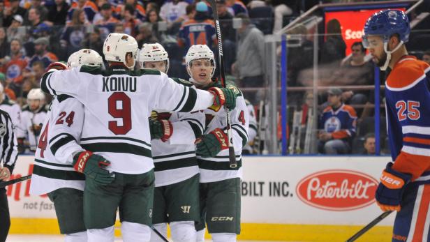 Eishockeyspieler der Minnesota Wild feiern ein Tor.