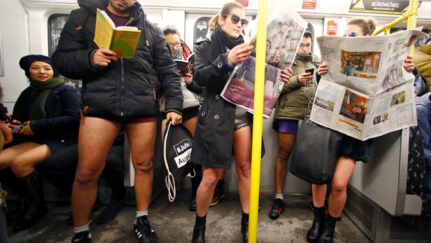 Junge Menschen, die ohne Hose in der U-Bahn fahren