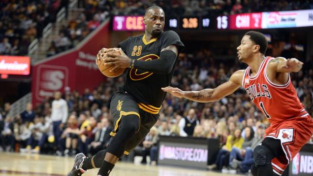 LeBron James mit dem Ball im Spiel gegen Derrick Rose.