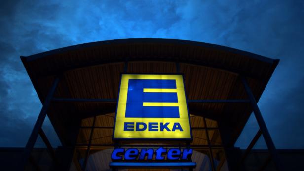 Vorschau Edeka Jahres-PK Eine Leuchtreklame weist auf einen Edeka-Markt hin.