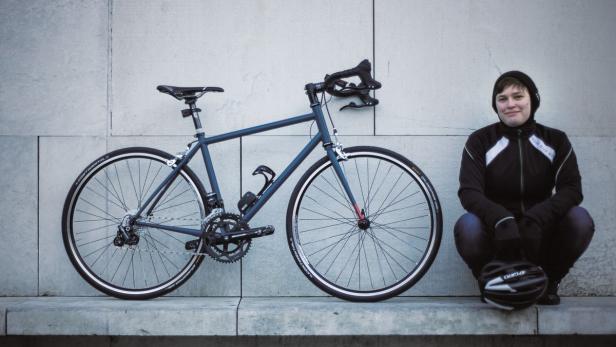 Michaela Reisinger hat ihr Fahrrad bei „Moos-Bike“ selbst gebaut. Die Verbindung zu ihrem neuen Eigentum ist ihr wichtig. Darum zimmert sie auch Möbel