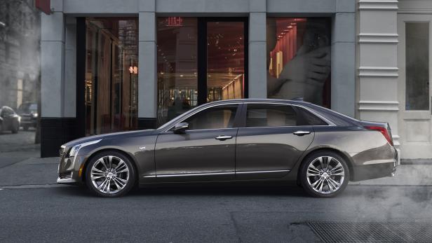 Eine braune Cadillac Limousine steht auf einer städtischen Straße.