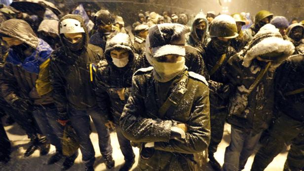 Auch im Schneetreiben gingen die Massenproteste in der Nacht weiter. Die Demonstranten in Kiew stellten sich auf einen drohenden Großeinsatz der Polizei ein