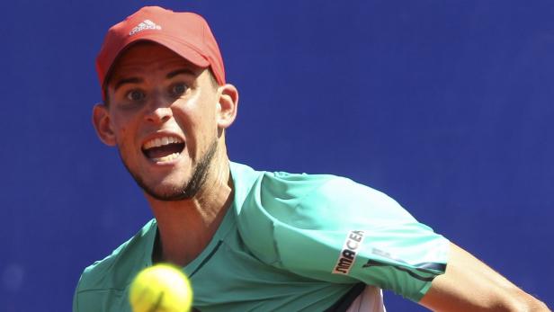 Dominic Thiem bei einem Tennisspiel mit roter Kappe.