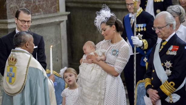Kronprinzessin Victoria hält Prinz Oscar.