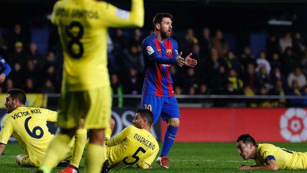 Lionel Messi gestikuliert während eines Fußballspiels, umgeben von anderen Spielern.