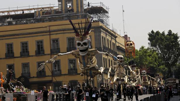 Eine Parade mit großen Skelettfiguren zum Tag der Toten in Mexiko.