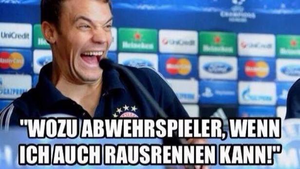 Manuel Neuer lacht vor einer Wand mit Sponsorenlogos und sagt: „Wozu Abwehrspieler, wenn ich auch rausrennen kann!“.