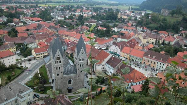 Ein Blick auf die Stadt Friesach in Kärnten mit der romanischen Stiftskirche.