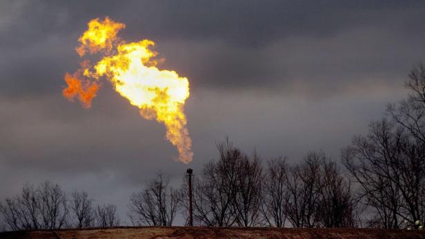 A gas flare burns at a fracking site in rural Bradford County, Pennsylvania in this January 9, 2012 file photograph. Fracking involves the high-pressure injection of sand, water and chemicals into shale to crack it open and allow the flow of gas or oil. It has sparked an energy boom in several regions of the United States and driven natural gas prices to 10-year lows. But environmental concerns about fracking also have grown, from complaints of contaminated groundwater in Pennsylvania and Wyoming to earthquakes in Ohio last year that a state agency linked to fracking. REUTERS/Les Stone/Files (UNITED STATES - Tags: ENVIRONMENT ENERGY)