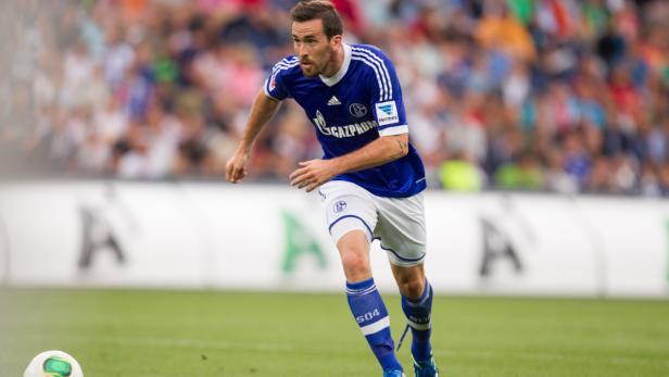 Ein Fußballspieler des FC Schalke 04 in Aktion auf dem Spielfeld.