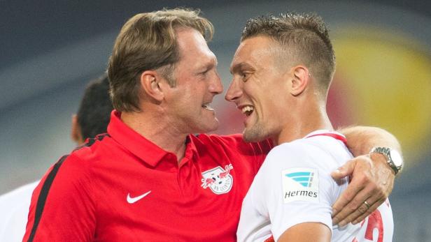 Der Trainer umarmt einen Spieler von RB Leipzig.