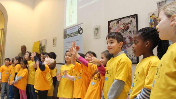 Kinder der 1b der Janusz-Korczak-Volksschule in Wien-Favoriten singen zur Ausstellungs-Eröffnung über ihren Namens-Patron