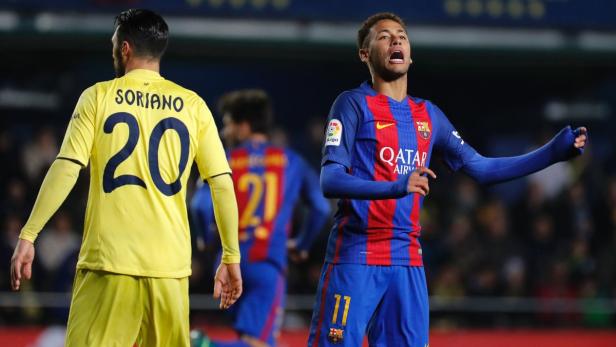 Neymar gestikuliert während eines Fußballspiels, mit einem Spieler im gelben Trikot im Hintergrund.