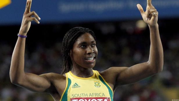Caster Semenya jubelt mit erhobenen Armen über ihren Sieg.