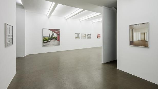 Bis 22. April ist die Ausstellung von Hertha Hurnaus in der Wiener Galerie Krobath zu sehen. Insgesamt werden Bilder von neun Dedeček-Bauwerken gezeigt
