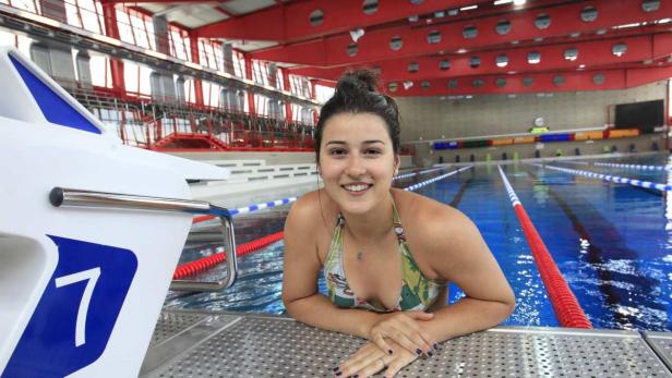 Das jahrelange Warten ist vorbei: Schülerin Sara Saric kann endlich wieder in einem 50-Meter-Becken ihre Längen ziehen.