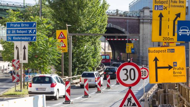 Zahlreiche Verkehrsschilder weisen den Weg nach Prag, Brünn, Budapest und Klosterneuburg.