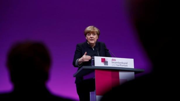 Angela Merkel spricht auf einer Veranstaltung des dbb beamtenbund und tarifunion.