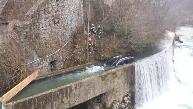 Spektakuläre Fahrzeugbergung aus Kraftwerkszulauf in Lauffen, Bad Ischl