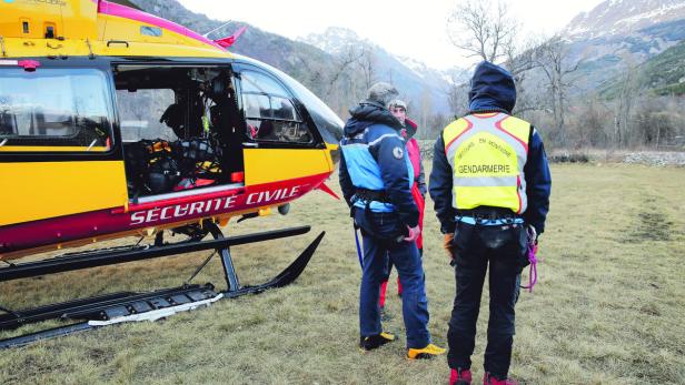Mit Hubschraubern wurden sieben Überlebende des Unglücks am Donnerstagvormittag ins Tal gebracht. Sie mussten die Nacht in einer Hütte am Berg verbringen.