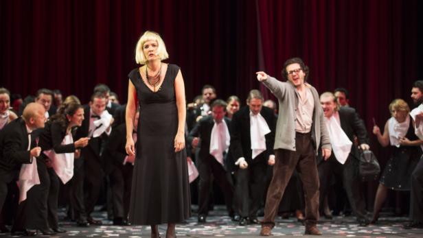 FOTOPROBE: "LA TRAVIATA" IM THEATER AN DER WIEN Marlis Petersen als "Violetta Valéry", Arturo Chacón Cruz als "Alfredo Germont" und der Arnold Schoenberg Chor während einer Fotoprobe der Oper "La Traviata" im Theater an der Wien.